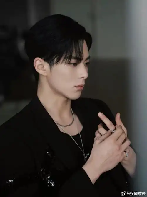 王鹤棣 #谁能拒绝会打篮球 有纹身 会抽烟 喝酒 开大g 有腹肌 会追构