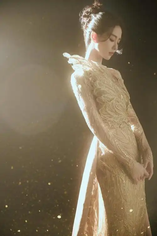 刘诗诗出席elle风尚大典红毯,金色拖尾高定礼裙,整个人大气自如|礼服