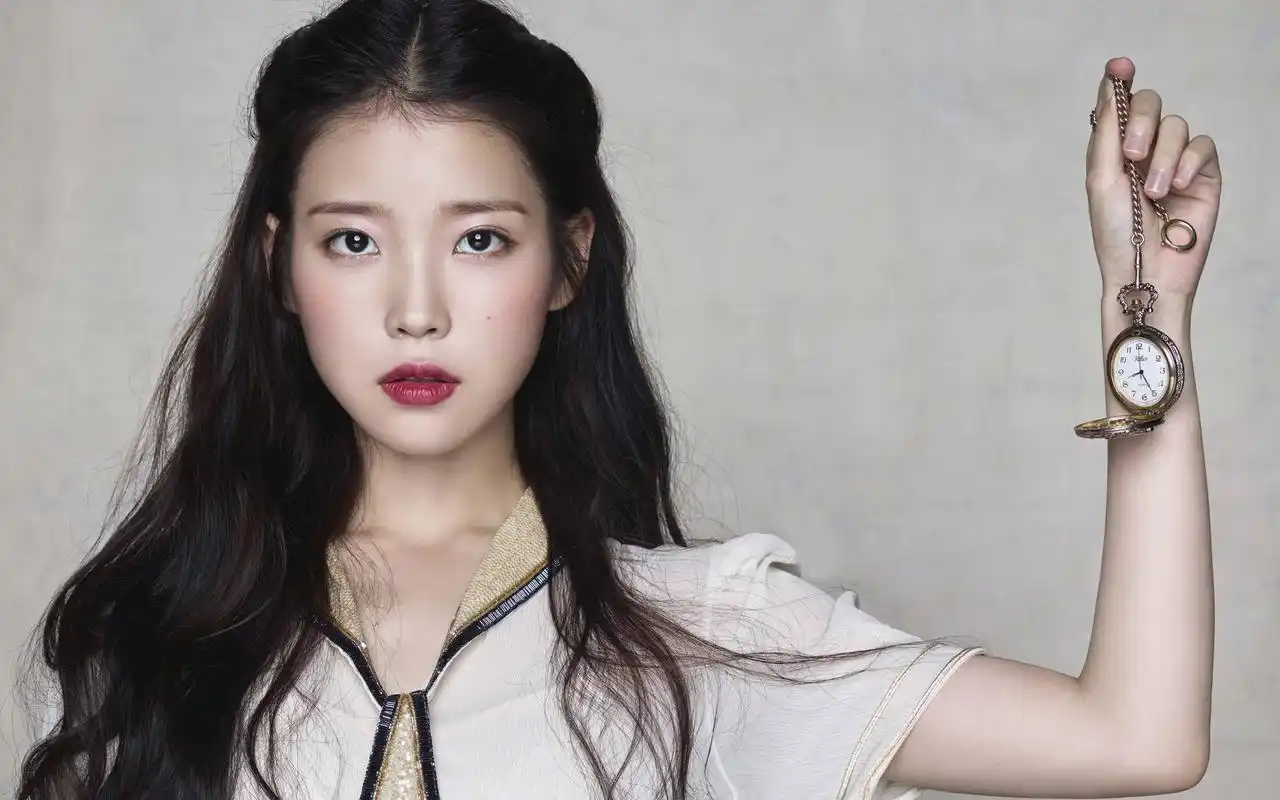 iu李智恩甜甜的摆拍造型,你不来学学吗