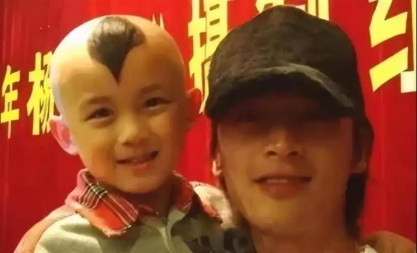 原来他们早就认识_吴磊_小时候_何炅