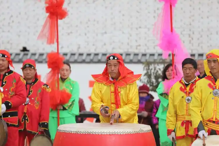 屯里人敲锣打鼓集体过大年