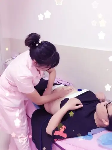 手法按摩腹部