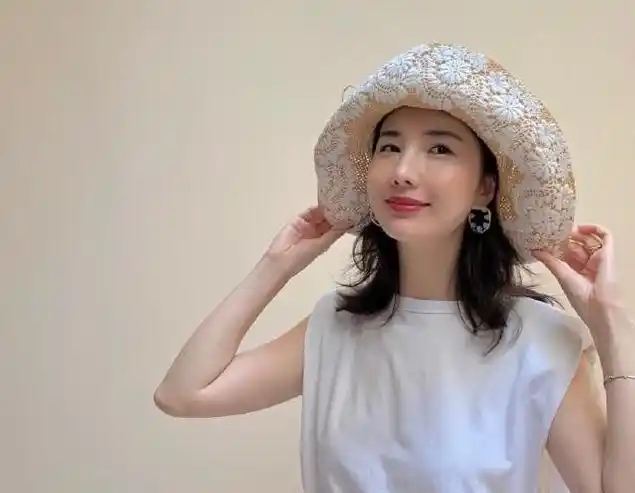 董花花制作晚宴宴客 晒美照气质优雅高贵 无名指戴戒指亮了|蒋凡|网红