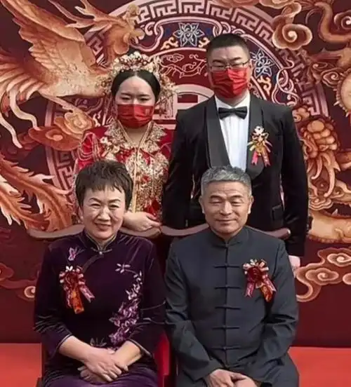 聊城郭振婚礼上对郭刚堂这一跪看哭多少人郭威田静是否看到