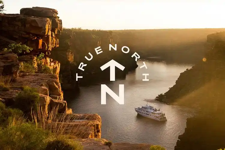 标志的灵感是受到地形图案,箭头,坐标和网格纸的启发,向航海传统致敬.