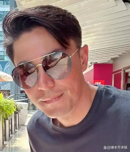 合影中可以看到霍建华确实是素颜出镜,怼脸拍皮肤很真实,即便没有美颜