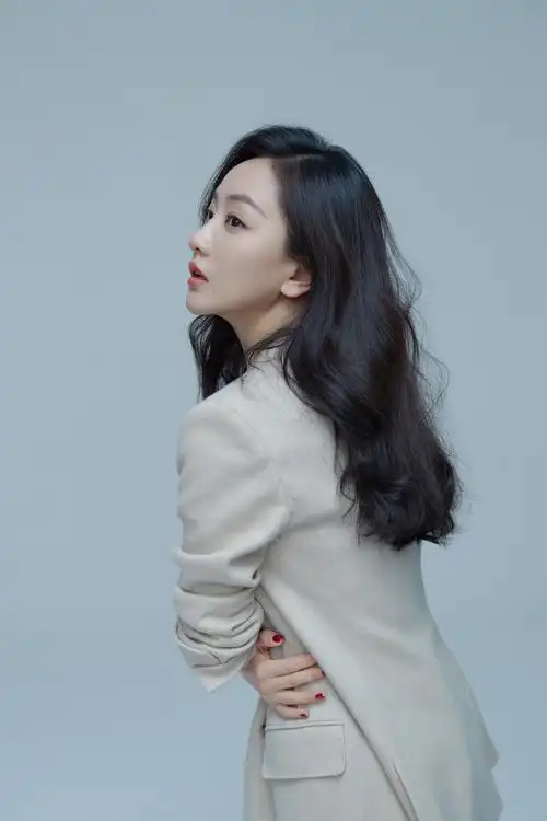 杨蓉最新写真曝光米色质感西装优雅干练