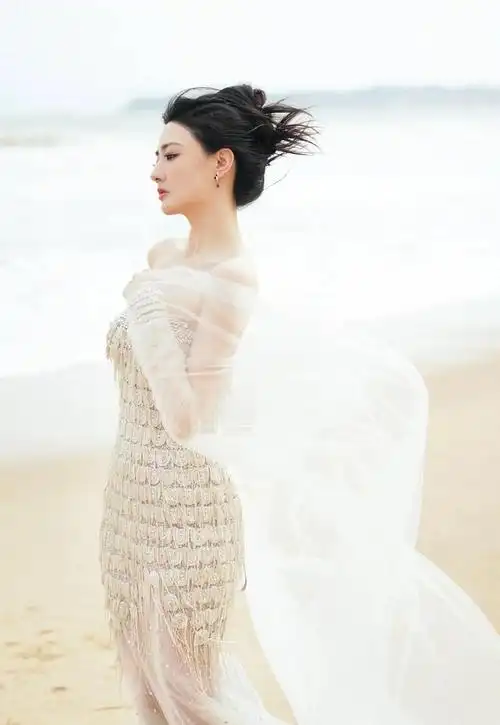 徐璐沙滩抹胸写真