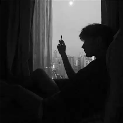 黑色系悲伤男生头像,期待你对我好从不指望