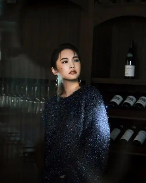 杨丞琳拍暗黑风写真穿闪光毛衣眼神凌厉