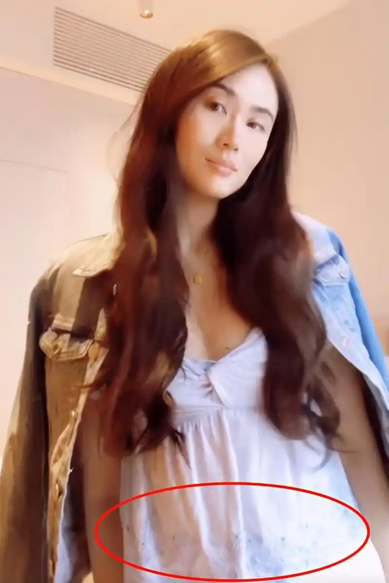 视频中李安琪先是穿着一身粉色运动装,头发