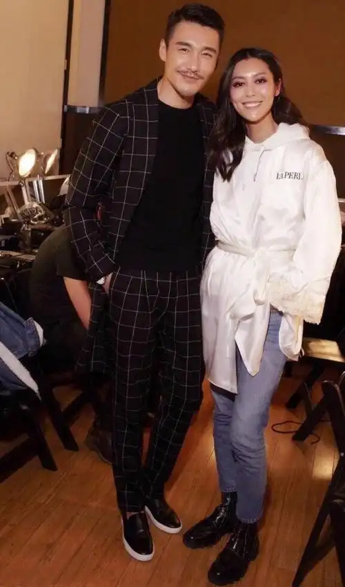 睡衣男神胡兵站在刘雯旁边,看到配一脸后,才知道他气场这么强大