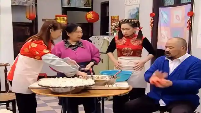 东北一家人:这段太接地气了,全家人过年包饺子,大伙全吐槽小伟