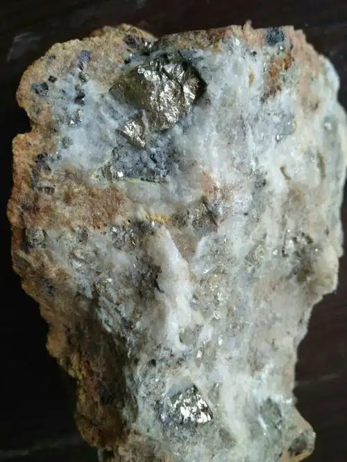 图中银色的东西是什么