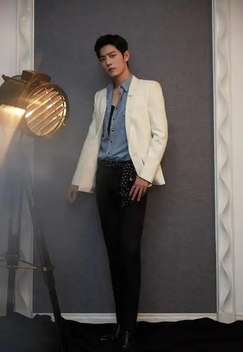 肖战:太会穿了40张高清图,诠释他的俊朗又沉稳,眼神明澈柔和!_西装