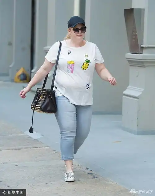 瑞贝尔-威尔森穿零食t恤现身 身材肥胖甩臂走路超萌