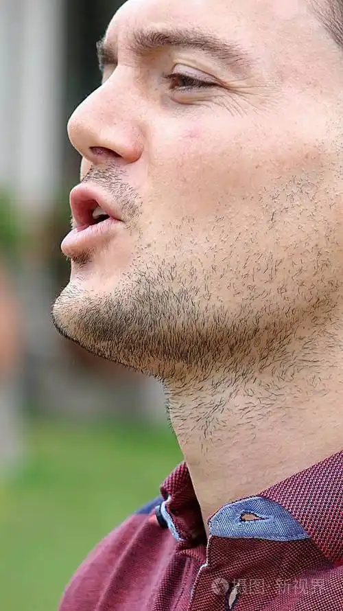 胡子拉碴的男性叫喊