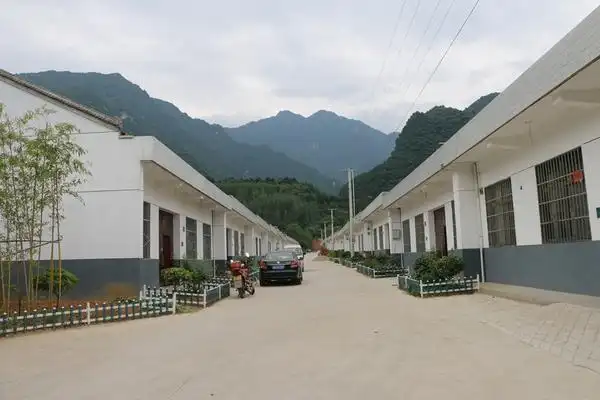 马耳山村是太白县鹦鸽镇的"南大门",距镇区4公里,依山傍水,姜眉公路穿