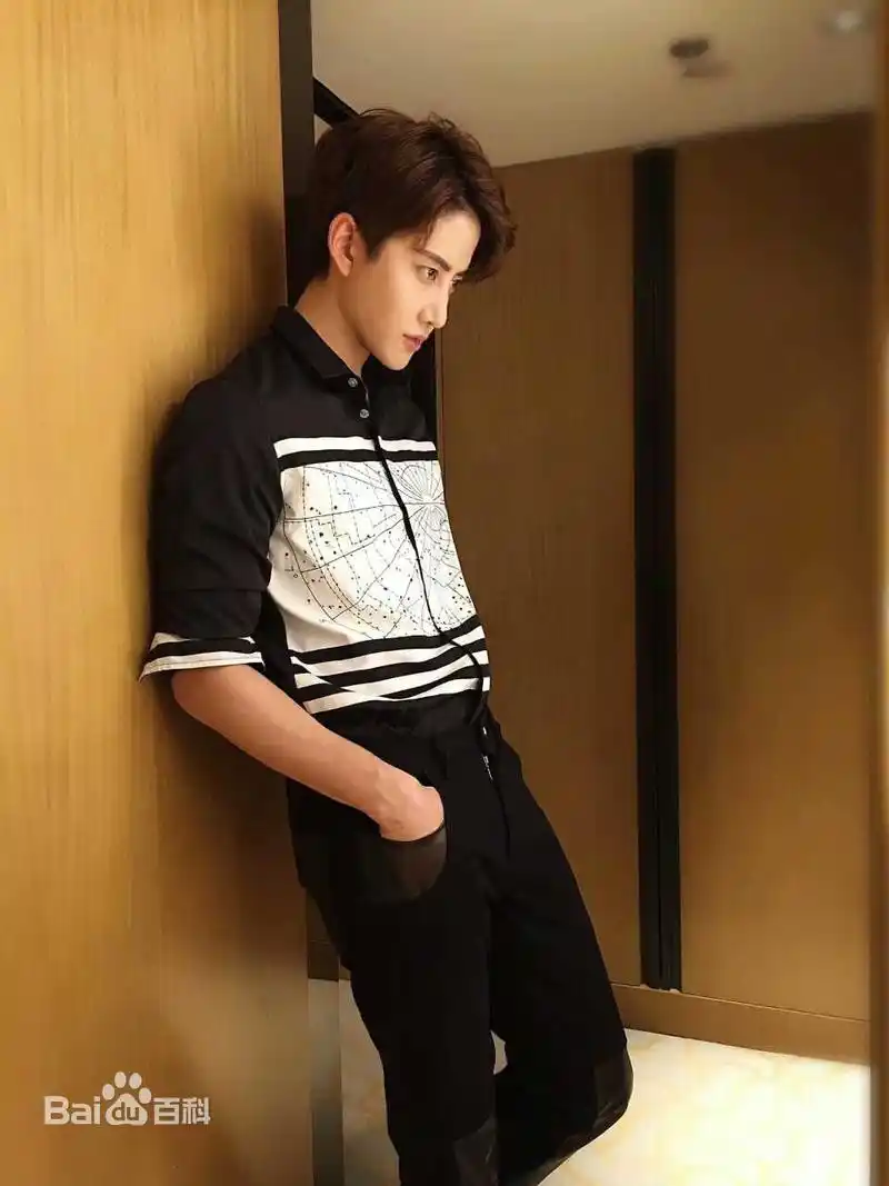 mike,来自泰国的帅气小哥哥,精致的五官,俊朗有型