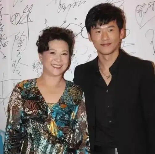 演员王骁:40岁走红,娶平凡妻子生一女,是母亲王馥荔的骄傲