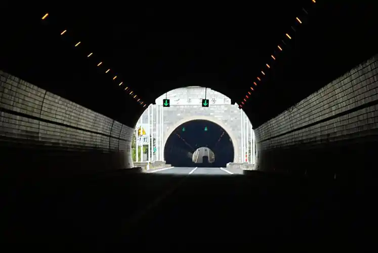 在行驶的车上——抓拍隧道