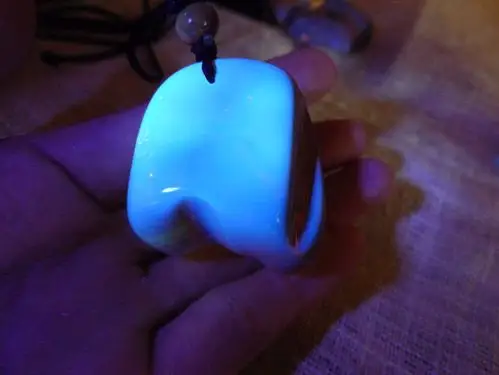 紫光灯在琥珀鉴别中的运用