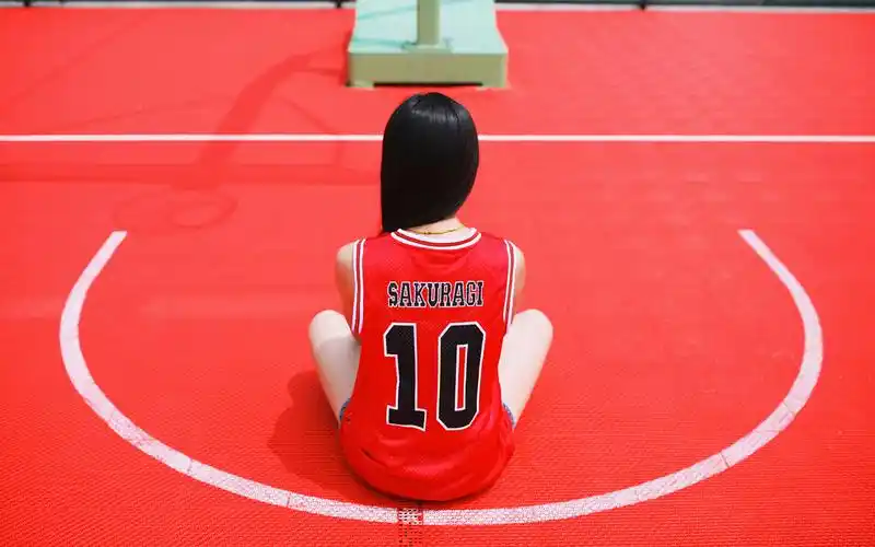 10号球服美女手捧篮球高清桌面壁纸