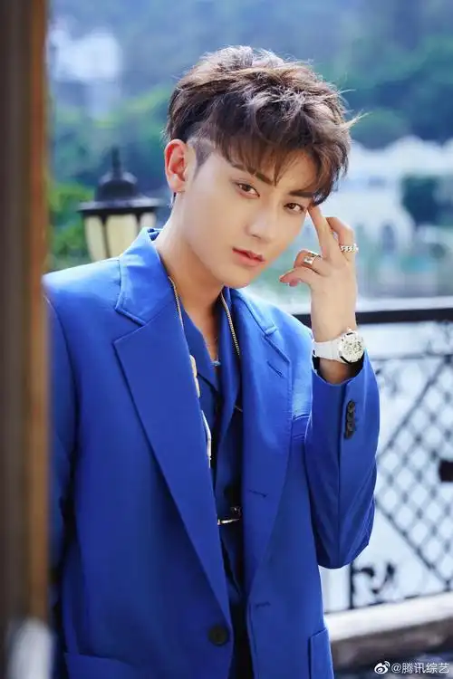 韬教练@ykybtao-黄子韬 《创造营2020》 宝石蓝西装高贵优雅