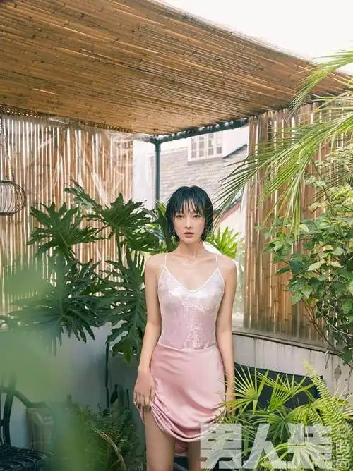 近日,演员何杜娟登《男人装》拍摄一组时尚大片,诠释出别样的高级性感