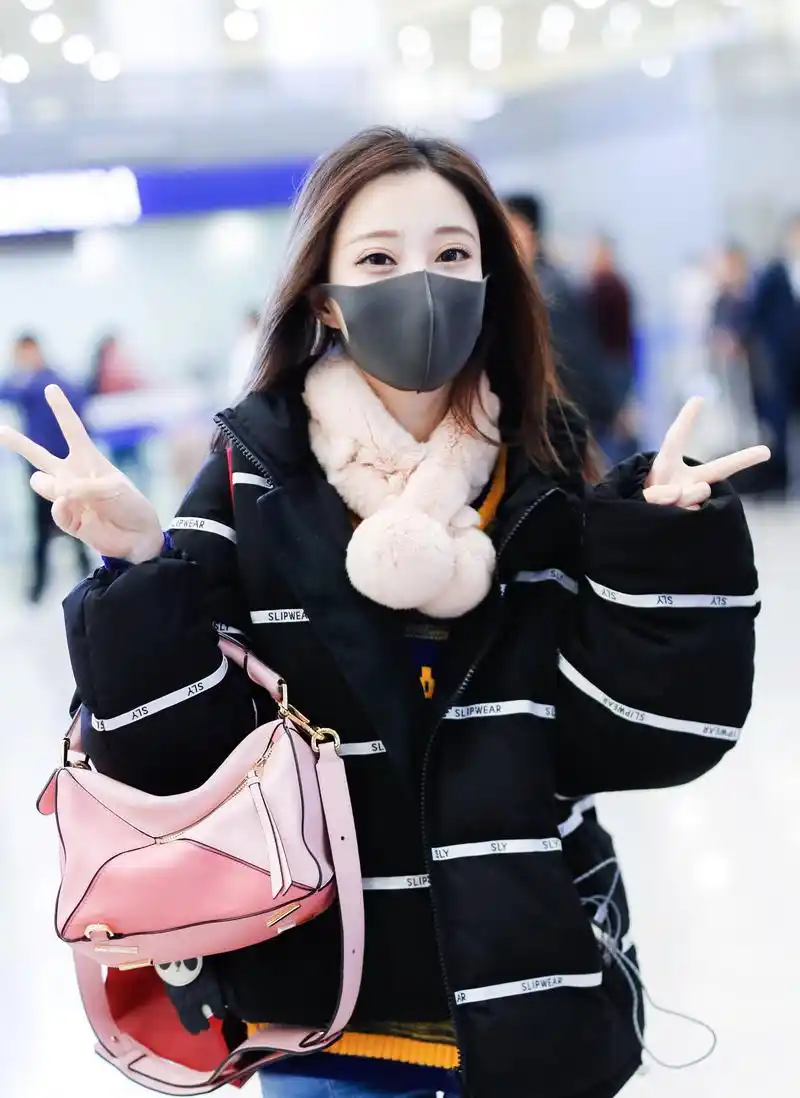 冯提莫机场现身,一改清纯形象,这种裤子不要太显瘦