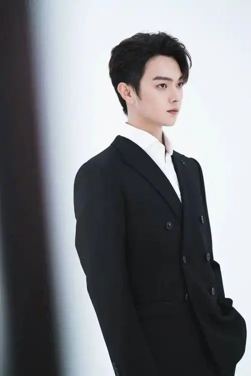 许凯原本是一名模特,进入演艺圈后,凭借暖到万千少女的富察·傅恒一炮