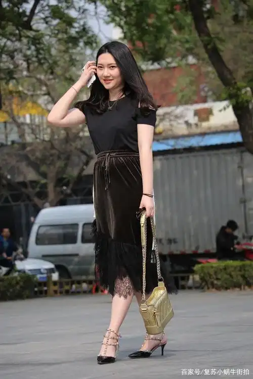 街拍:蕾丝裙真是仙女的裙子,穿上第一感觉就是原来可以这么温柔
