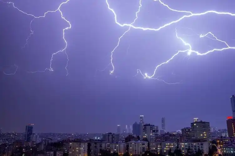 雷声闪电市容天空天气雨风暴自然夜背景图片