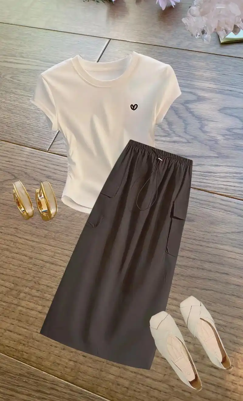 白色休闲上衣搭黑色工装裙,简约好看