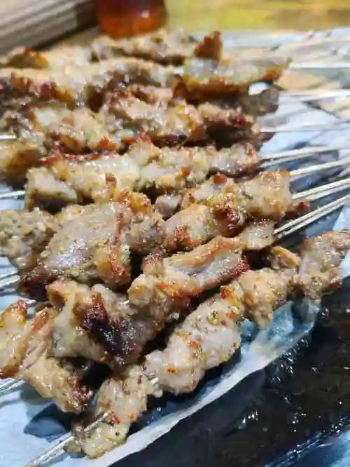 这家生意还是不错的,烤玉米又大又甜!