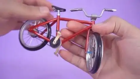 喝过的易拉罐不要扔,小伙做成自行车,比一毛钱卖了更有价值!