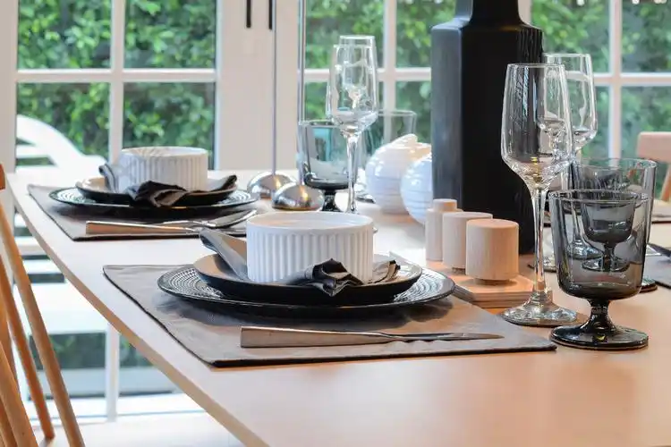 餐厅的木桌与优雅的餐桌布置