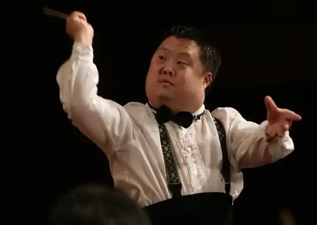 舟舟天生有智力缺陷却被父母包装成指挥天才现在过得怎么样