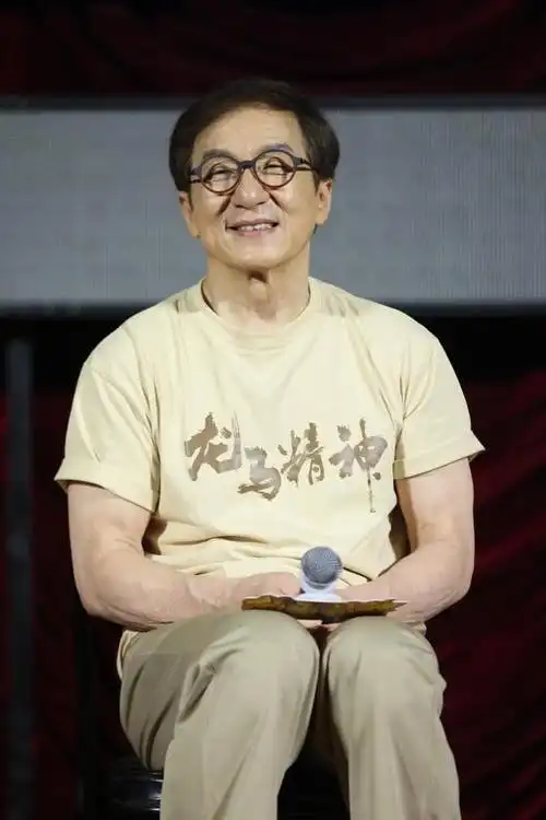 成龙70岁仍拍戏,感慨无人能继承动作片精神