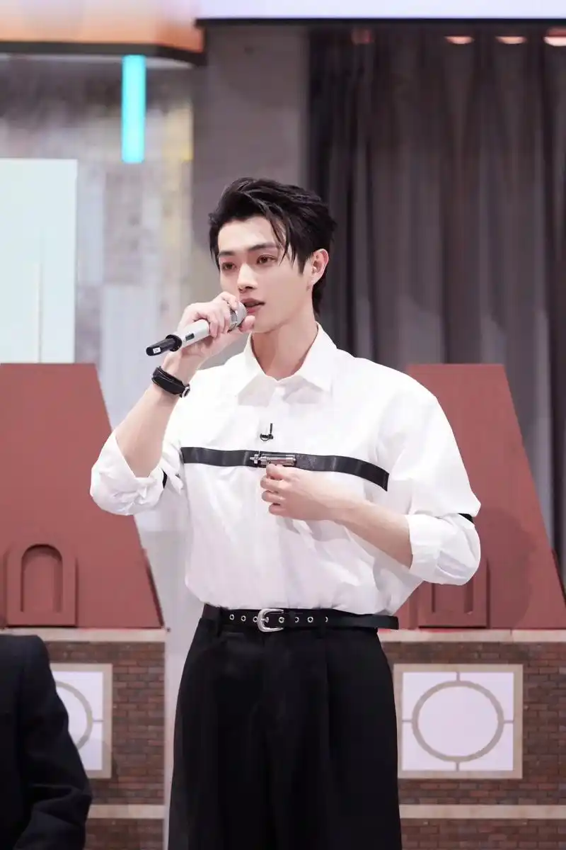 许凯 #许凯soso #许凯你好星期六 今晚hi6看起来! - 抖音