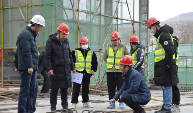 工地上戴安全帽的都是农民工?红白黄蓝黑,区别可大了,别闹笑话