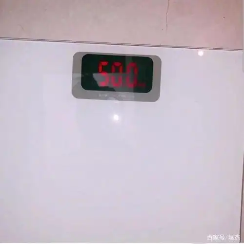 让她沦为所有女生的公敌,因为体重秤上的数据显示即便她身上多长了20