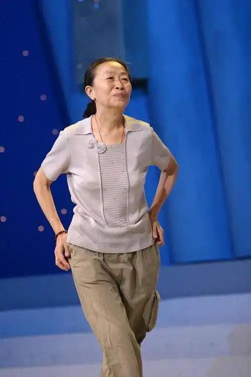 张少华真有亲和力穿黑色刺绣中国风外套低调却很有韵味