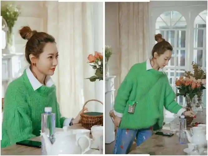 同样是绿色针织衫 牛仔裤,白冰在内搭配白色衬衫,清新大气,温婉动人.