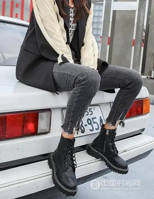 马丁靴怎么搭配好看 秋冬季靴子搭配方法