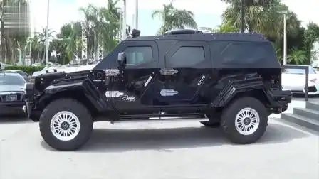 1000万越野车被大妈开上路,半路被交警拦下,大妈:这车我能开