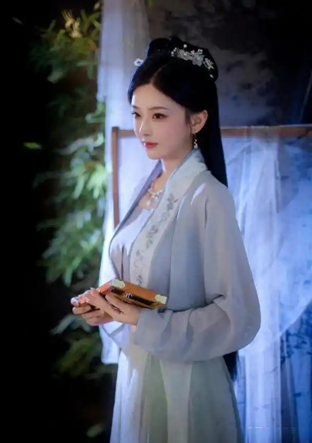 王嘉丽写真|秋风入帷花不眠