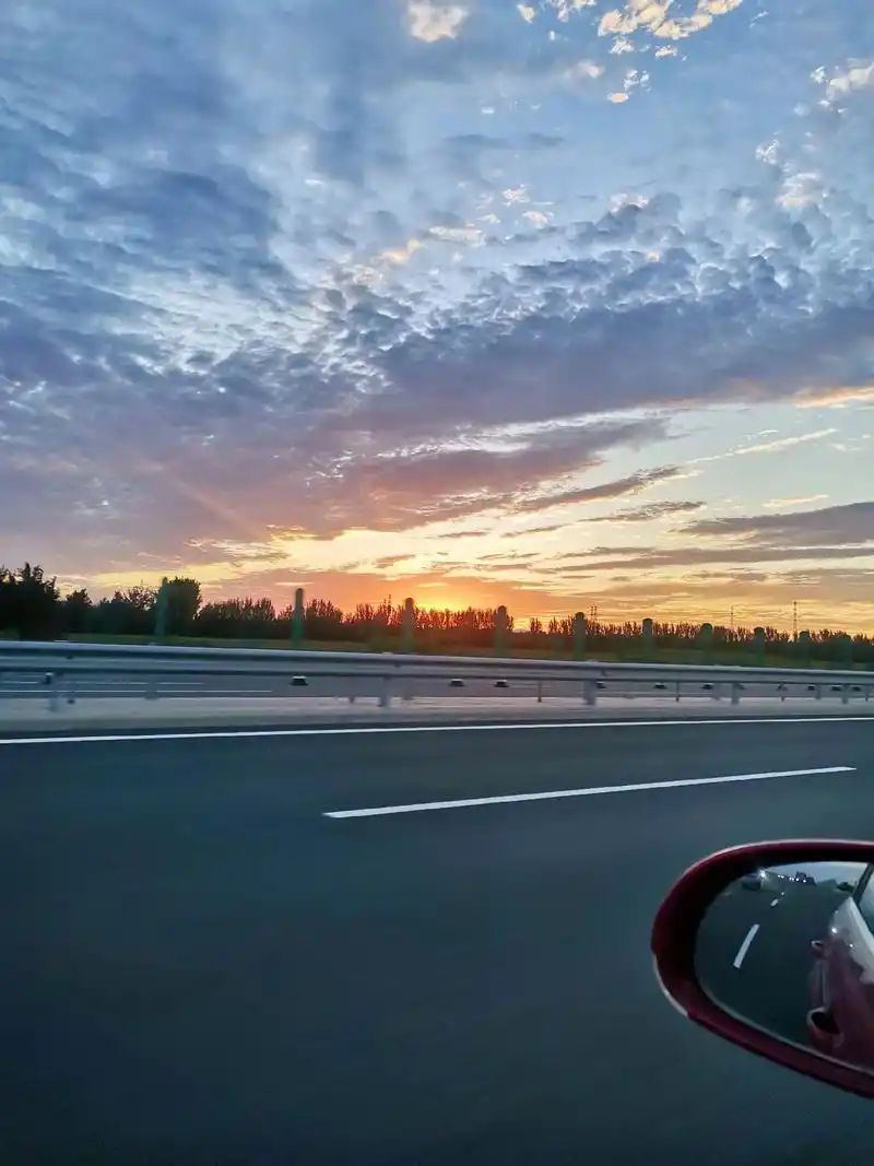 夕阳西下,断肠人在天涯.#原创 #车窗外 #手机摄影 ##生 - 抖音