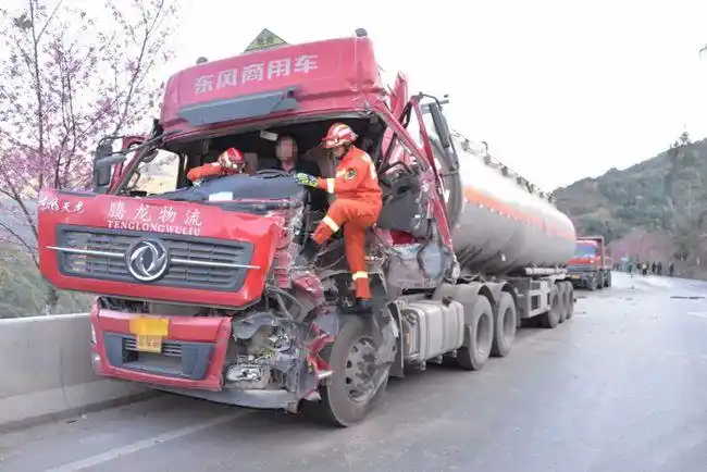 楚雄南永公路交通事故油罐车车头碎了