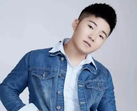 曾凭借一首《最美情侣》走红的白小白,在某短视频平台上拥有5000多万